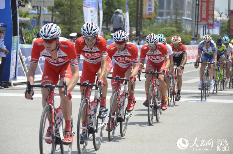 组图：2014环湖赛西宁绕圈赛 车手激烈比拼