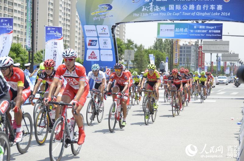 组图：2014环湖赛西宁绕圈赛 车手激烈比拼