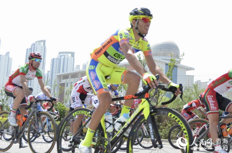 组图：2014环湖赛西宁绕圈赛 车手激烈比拼