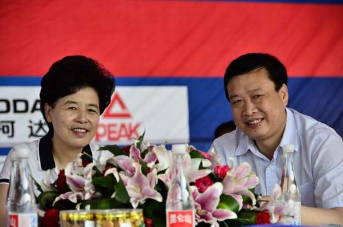 图为甘肃省委常委、副省长咸辉与环湖赛组委会主任、青海省副省长张建民