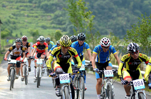 　　选手们你追我赶