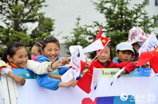 第四赛段:西海镇儿童笑脸迎环湖(组图)