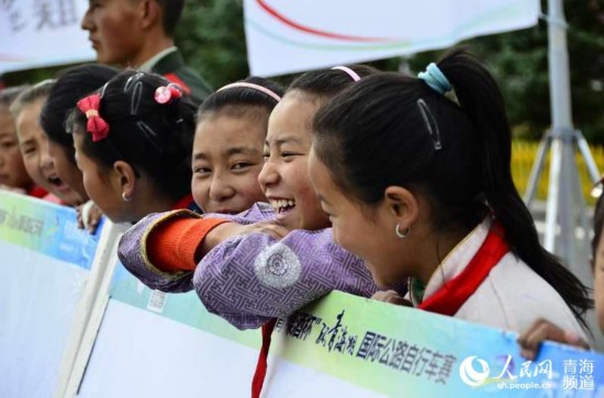 第四赛段:西海镇儿童笑脸迎环湖(组图)