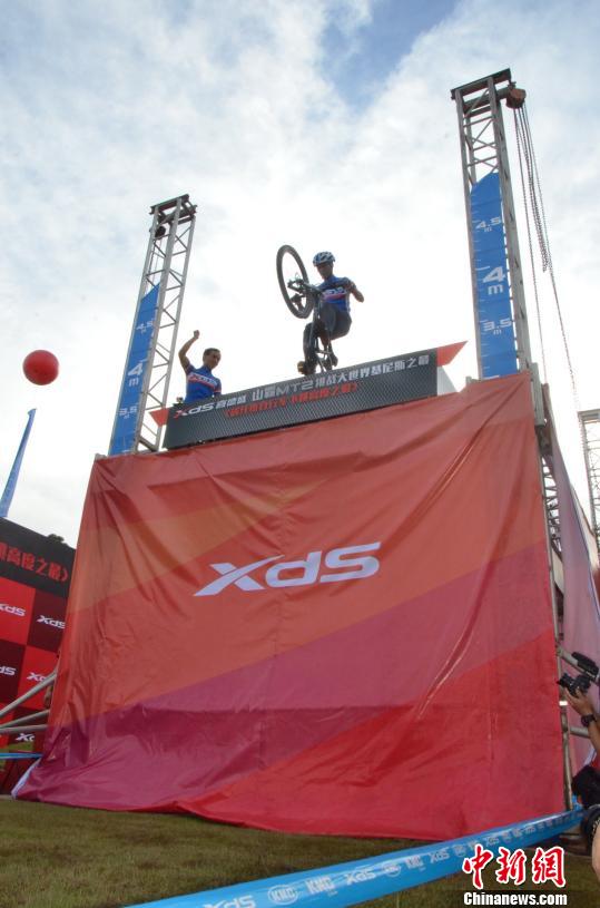 “碳纤维自行车下跳高度之最”纪录在深圳诞生 郑小红 摄