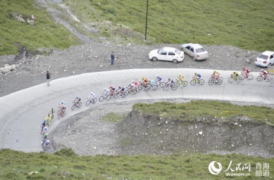 人民网天水7月13日电(杨健)7月13日,2014第十三届“天佑德青稞酒杯”环青海湖国际公路自行车赛进行了第八赛段青海循化至甘肃临洮的比赛。这是本届环湖赛首次跨省“作战”。