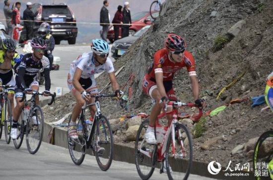 人民网天水7月13日电(杨健)7月13日,2014第十三届“天佑德青稞酒杯”环青海湖国际公路自行车赛进行了第八赛段青海循化至甘肃临洮的比赛。这是本届环湖赛首次跨省“作战”。