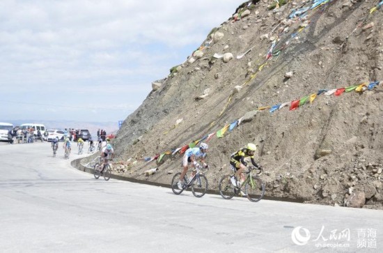人民网天水7月13日电(杨健)7月13日,2014第十三届“天佑德青稞酒杯”环青海湖国际公路自行车赛进行了第八赛段青海循化至甘肃临洮的比赛。这是本届环湖赛首次跨省“作战”。