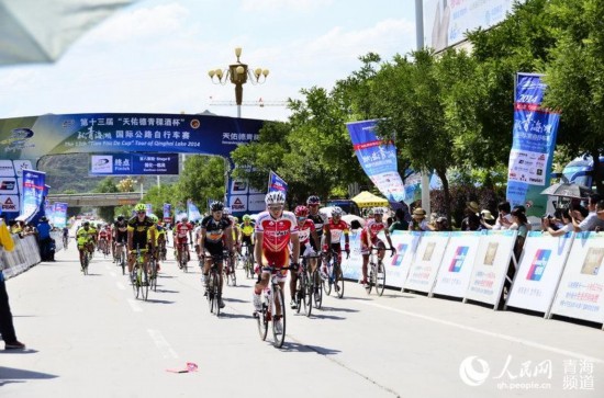 人民网天水7月13日电(杨健)7月13日,2014第十三届“天佑德青稞酒杯”环青海湖国际公路自行车赛进行了第八赛段青海循化至甘肃临洮的比赛。这是本届环湖赛首次跨省“作战”。