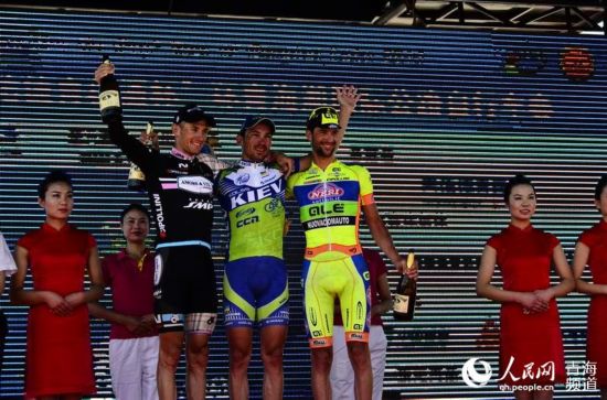 人民网天水7月13日电(杨健)7月13日,2014第十三届“天佑德青稞酒杯”环青海湖国际公路自行车赛进行了第八赛段青海循化至甘肃临洮的比赛。这是本届环湖赛首次跨省“作战”。