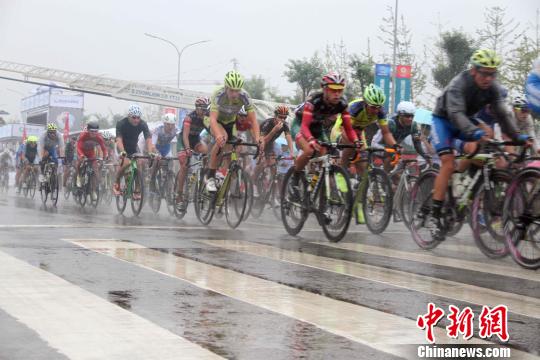 选手风雨兼程。 记者 张一辰 摄